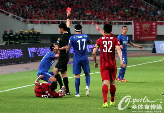  都灵德比战火药味十足,双方共吃八张黄牌  